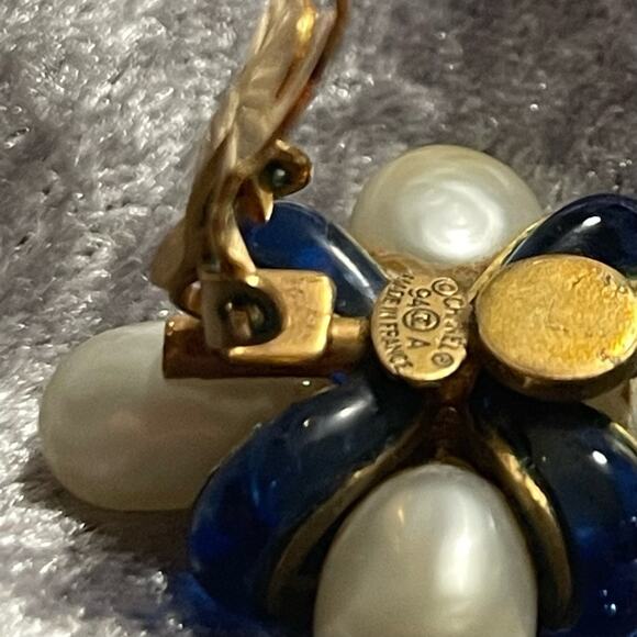 CHANEL Sapphire Gripoix, Pearl & Crystal CC Clip On Earrings Rare Vintage 1994 - Picture 4 of 9